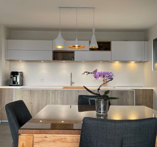 Cuisine blanche bois ouverte pièce de vie