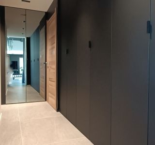 Aménagement d’une entrée avec dressing sur mesure